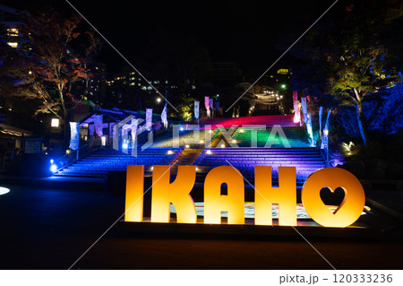 伊香保温泉　ライトアップされた石段街 120333236