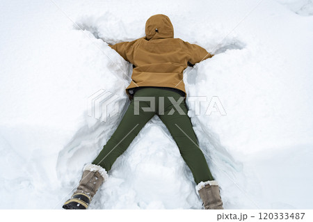 雪にダイブする人 雪にダイブする人 120333487