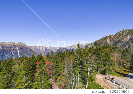 新穂高ロープウェイ西穂高口駅の屋上展望台より北方面を望む 新穂高ロープウェイ西穂高口駅の屋上展望台より北方面を望む 120333603