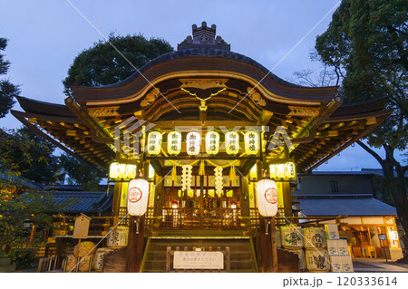 夜の京都　安井金比羅宮　本殿 120333614