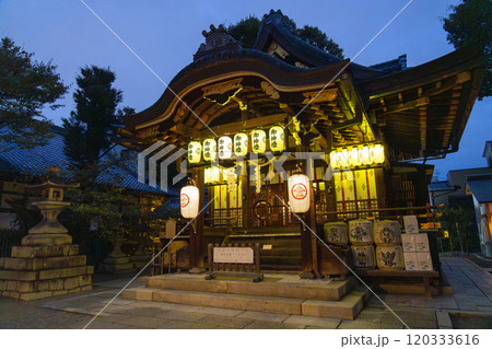 夜の京都 安井金比羅宮 本殿 夜の京都 安井金比羅宮 本殿 120333616