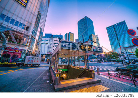 日本の東京都市景観 早朝の渋谷駅や出入口のゴミ類、スクランブル交差点。朝帰りや外国人の姿が＝9日 120333789