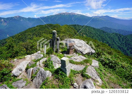 鍬崎山の山頂標識と薬師岳 120333812
