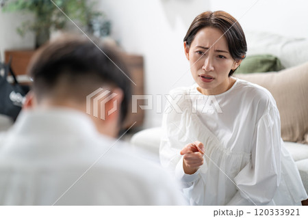 ケンカをする男女 ケンカをする男女 120333921