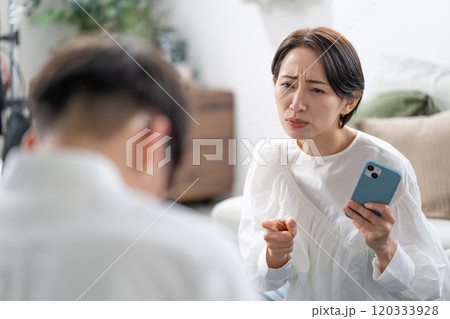 ケンカをする男女 ケンカをする男女 120333928