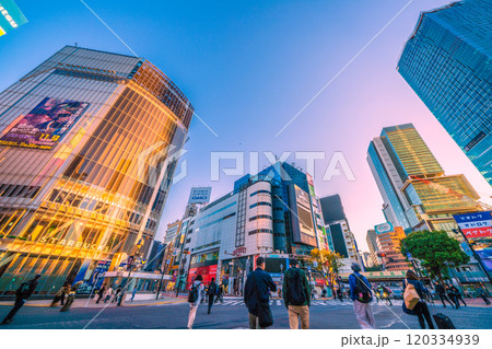 日本の東京都市景観 朝日…希望の光…早朝の渋谷駅や交差点。朝帰りや外国人、清掃の男性…=9日 日本の東京都市景観 朝日…希望の光…早朝の渋谷駅や交差点。朝帰りや外国人、清掃の男性…=9日 120334939