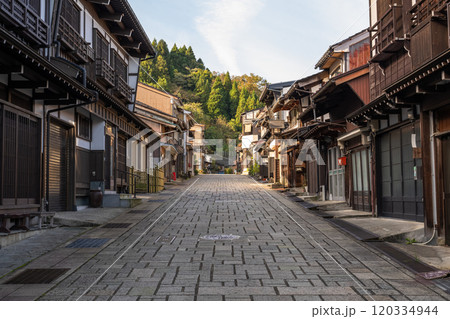 《富山県》越中八尾・諏訪町本通り 120334944