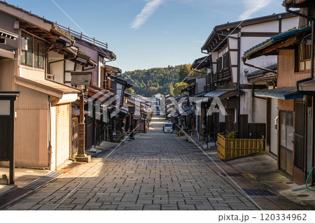 《富山県》越中八尾・諏訪町本通り 《富山県》越中八尾・諏訪町本通り 120334962
