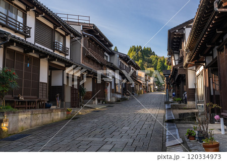 《富山県》越中八尾・諏訪町本通り 《富山県》越中八尾・諏訪町本通り 120334973