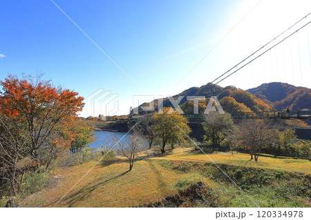 紅葉の塩原渓谷 もみじ谷大吊橋/栃木県那須塩原市 紅葉の塩原渓谷 もみじ谷大吊橋/栃木県那須塩原市 120334978