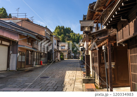 《富山県》越中八尾・諏訪町本通り 《富山県》越中八尾・諏訪町本通り 120334983