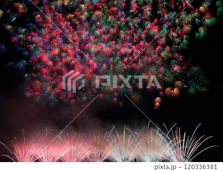 夜空を華麗に彩る千輪花火 120336381