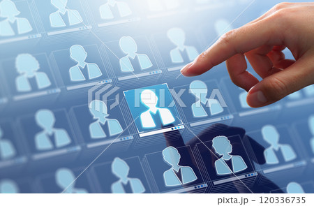 顧客関係管理CRMのイメージ。カスタマーデータとマーケティングのデータベースシステム。顧客のアイコン 120336735