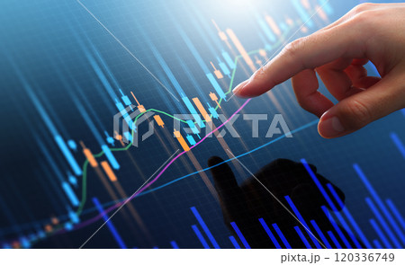 株式市場の取引チャートと投資機会の分析のイメージ。株取引の価格グラフにタッチする投資家の手。 120336749