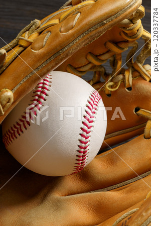 硬式野球ボールとグラブ 120337784