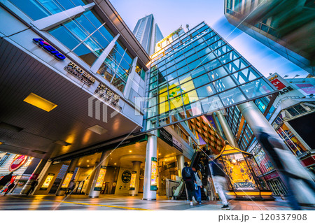 日本の東京都市景観 早朝・渋谷マークシティや京王井の頭線渋谷駅などを望む＝11月9日、6時51分 120337908