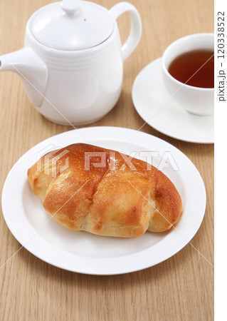 美味しそうなクリームパン 120338522