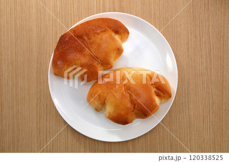 美味しそうなクリームパン 120338525