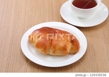 美味しそうなクリームパン 120338536