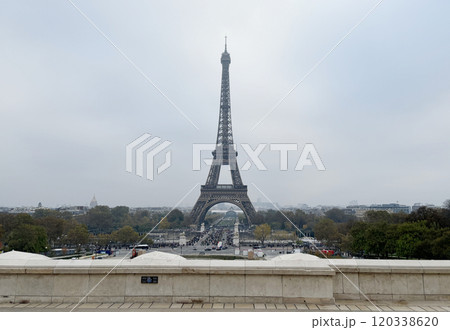 フランス、パリのトロカデロ広場はエッフェル塔が迫力満点で一望できるので大人気のスポットである 120338620
