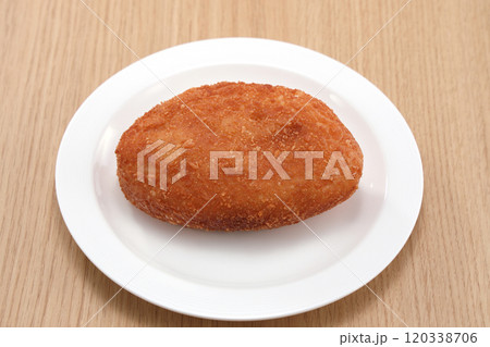 美味しそうなカレーパン 120338706