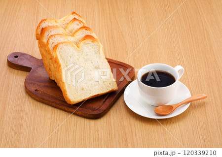 ホットコーヒーと食パン 120339210