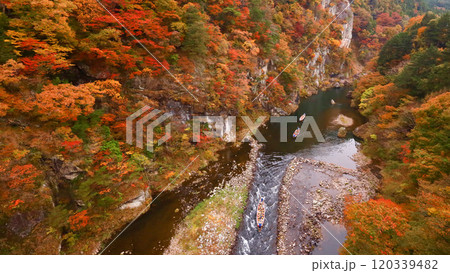 日光市 鬼怒川温泉 鬼怒盾岩大吊橋から見た鬼怒川の紅葉とライン下り 日光市 鬼怒川温泉 鬼怒盾岩大吊橋から見た鬼怒川の紅葉とライン下り 120339482