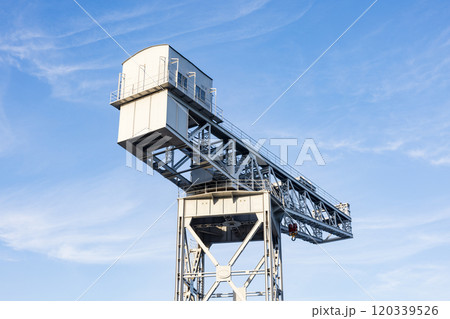 横浜のハンマーヘッドパークのクレーン 横浜のハンマーヘッドパークのクレーン 120339526