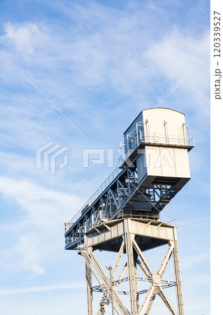 横浜のハンマーヘッドパークのクレーン 120339527