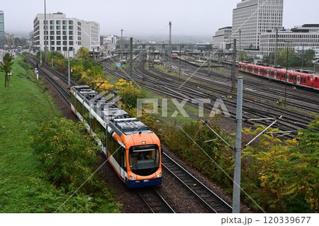 ハイデルベルク中央駅の朝 次々に発着する電車・トラム ハイデルベルク中央駅の朝 次々に発着する電車・トラム 120339677
