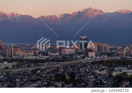《富山県》立山連峰を望む・富山市の夜景 120340710