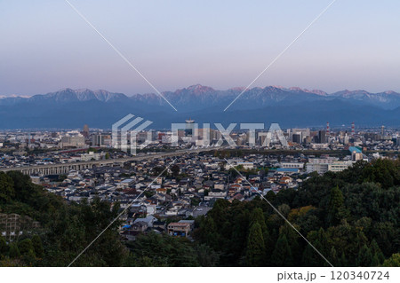 《富山県》立山連峰を望む・富山市の夜景 120340724