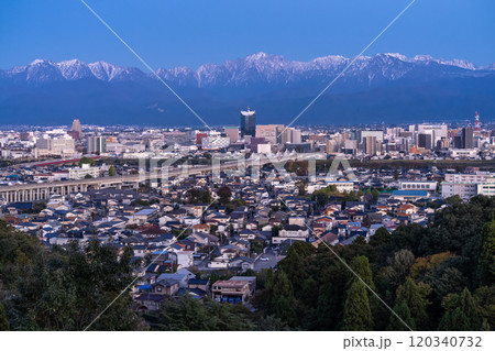 《富山県》立山連峰を望む・富山市の夜景 120340732