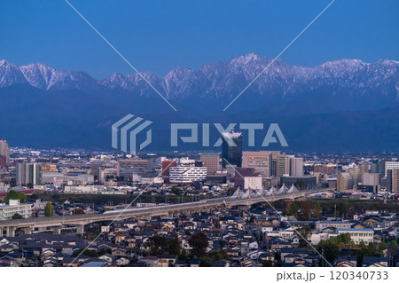 《富山県》立山連峰を望む・富山市の夜景 120340733