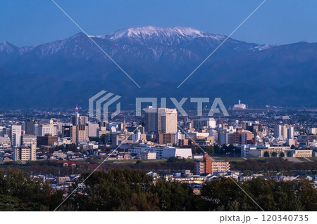 《富山県》立山連峰を望む・富山市の夜景 120340735
