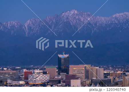 《富山県》立山連峰を望む・富山市の夜景 120340740