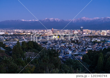 《富山県》立山連峰を望む・富山市の夜景 120340744