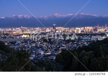 《富山県》立山連峰を望む・富山市の夜景 《富山県》立山連峰を望む・富山市の夜景 120340748