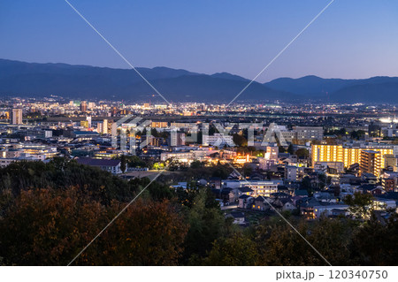 《富山県》立山連峰を望む・富山市の夜景 120340750