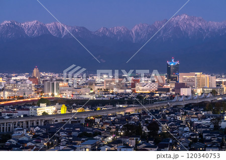 《富山県》立山連峰を望む・富山市の夜景 《富山県》立山連峰を望む・富山市の夜景 120340753
