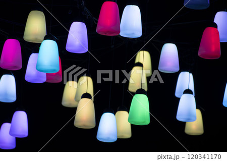 カラフルなランタンのイルミネーション 120341170