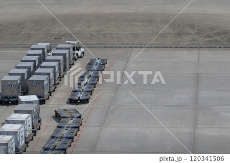 空港の働く車　整列するコンテナドーリー 120341506
