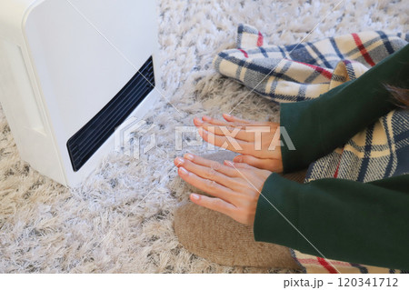 ヒーターで暖まる手元 ヒーターで暖まる手元 120341712