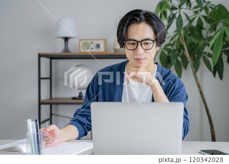 男性 パソコン リモートワーク テレワーク オンライン学習 自宅 男性 パソコン リモートワーク テレワーク オンライン学習 自宅 120342028