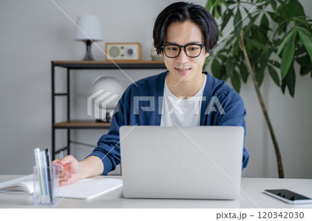 男性 パソコン リモートワーク テレワーク オンライン学習 自宅 男性 パソコン リモートワーク テレワーク オンライン学習 自宅 120342030