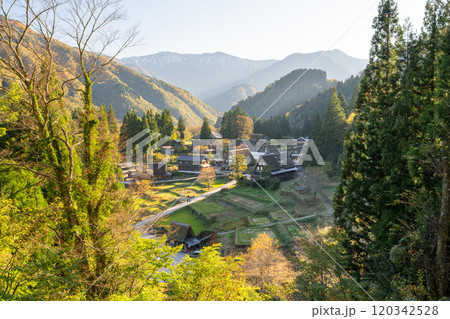 《富山県》秋の相倉合掌造り集落・五箇山 《富山県》秋の相倉合掌造り集落・五箇山 120342528