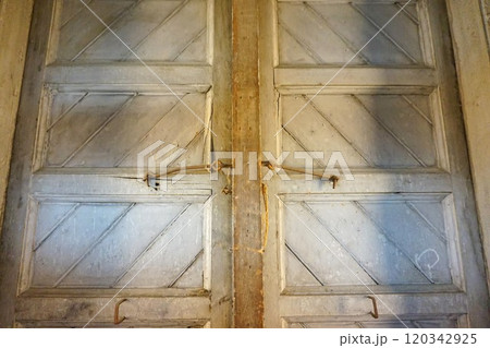 富岡製糸場 東置繭所 窓 鍵 重要文化財 国宝 富岡製糸場 東置繭所 窓 鍵 重要文化財 国宝 120342925