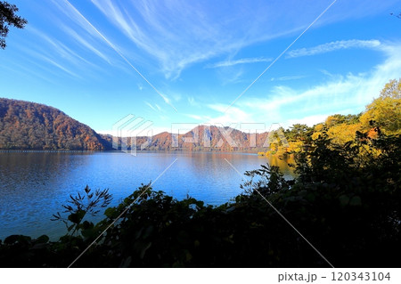 紅葉する沼沢湖/福島県金山町 紅葉する沼沢湖/福島県金山町 120343104