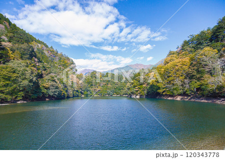 美しい晩秋の湖　＠奥多摩湖　山のふるさと村 120343778