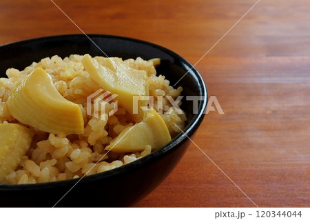 黒い茶碗に盛ったたけのこご飯 黒い茶碗に盛ったたけのこご飯 120344044